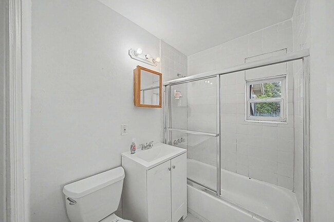 Building Photo - 301 SE 21st Ave