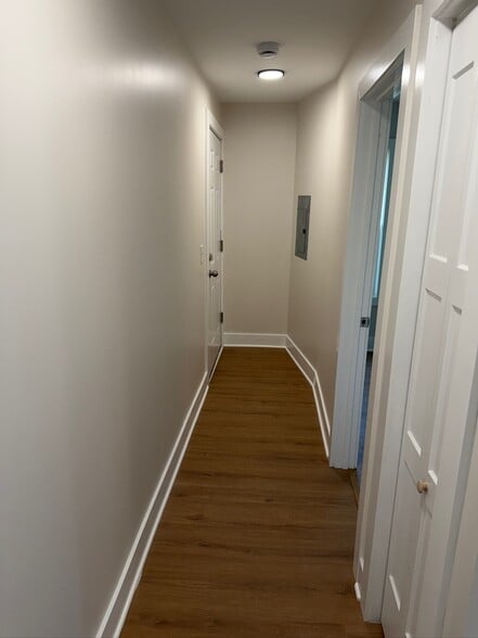 rear hallway - 202 Vermont St