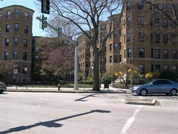 Building Photo - 122 Riverway