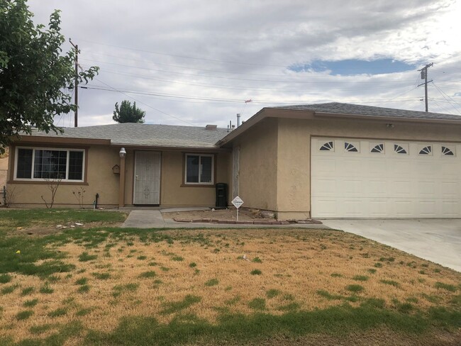 Primary Photo - 4 bedroom 2 bathroom Barstow Home!