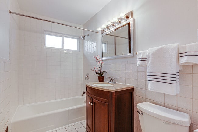 Building Photo - 370 Madison Ave