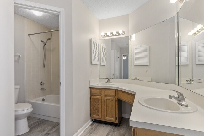 Building Photo - NEWLY RENOVATED in MANDARIN, 3-Bedroom Hom...