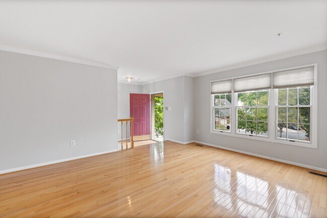 Building Photo - 9401 Rosmarin Way