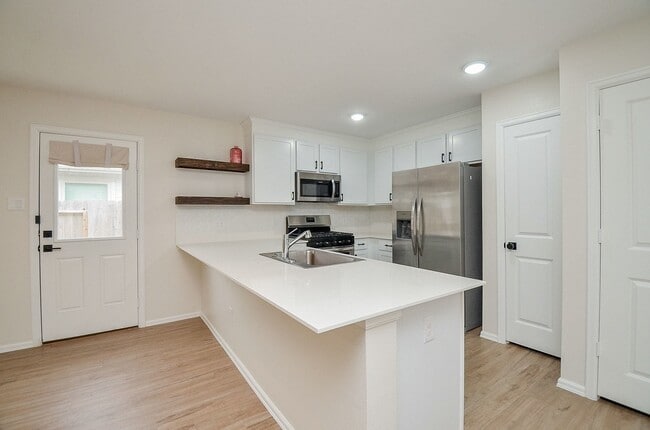 Building Photo - 305 Riverwood Village Ln