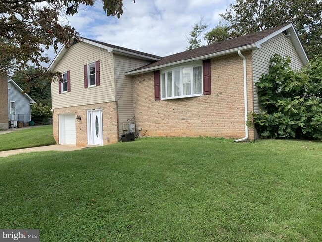 Building Photo - 18 Flanders Ridge Ct