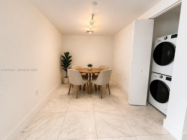 Building Photo - 900 Biscayne Blvd