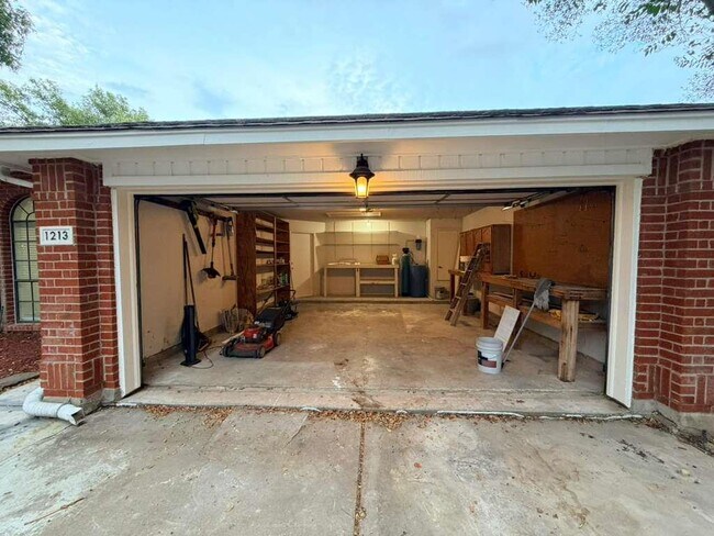 Building Photo - 1213 Bell Rock Cir