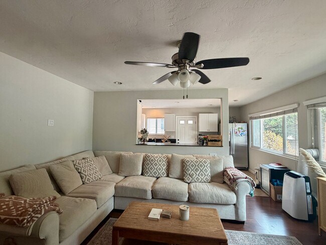 Building Photo - Classic Carlsbad Beach Bungalow