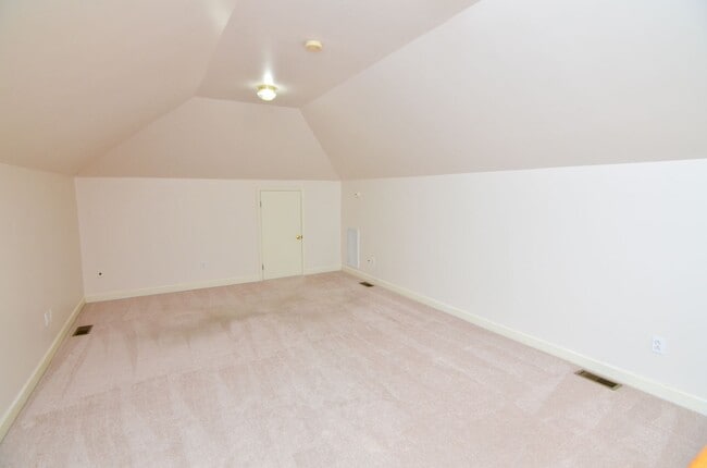 Building Photo - 604 Georgian Way