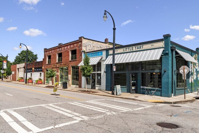 Building Photo - Designer Townhome Walking Distance to Summ...