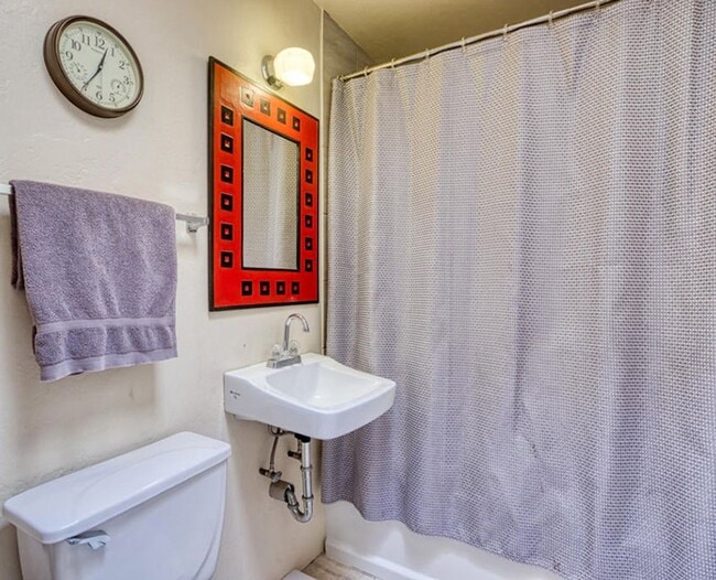 Building Photo - Clean and Spacious SFH downtown