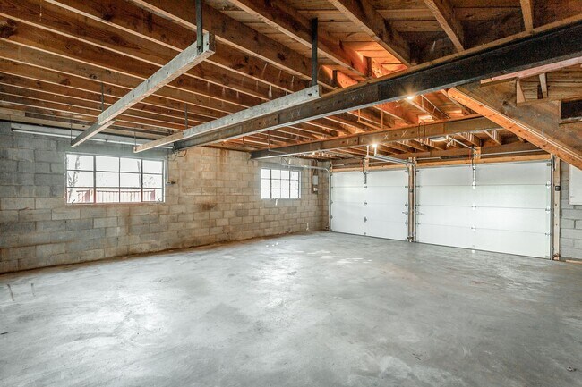 Building Photo - 3 Bedroom 2 Bath Classic
