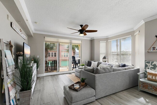Building Photo - Remodeled Condo with Ocean Breezes!
