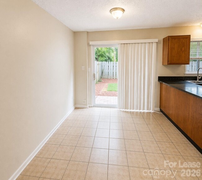 Building Photo - 9456 Lexington Cir