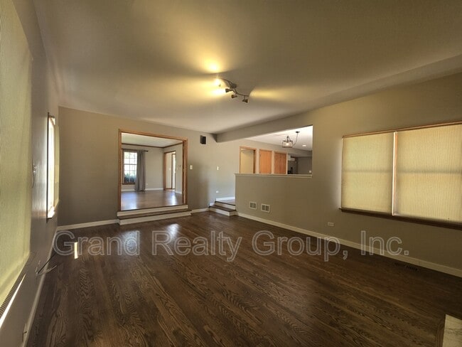 Building Photo - 1565 Old Barn Cir