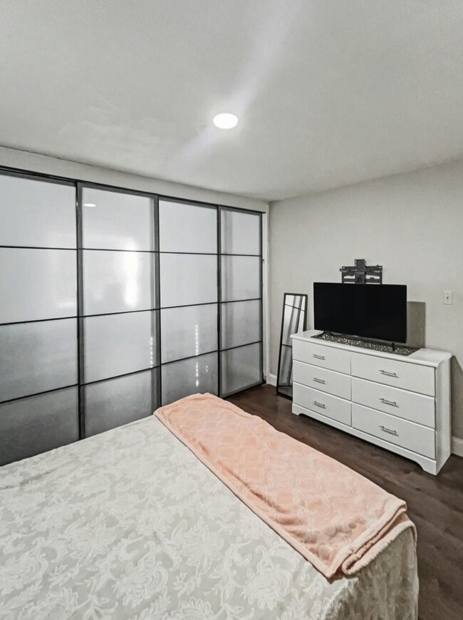 Building Photo - 1204 E Lambright St