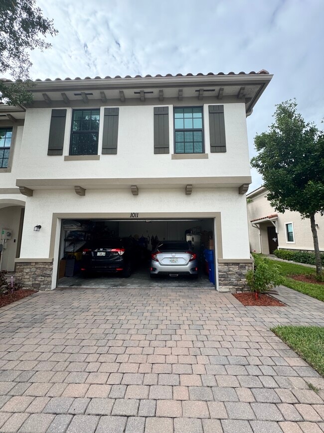 Building Photo - 1011 White Oak Ter