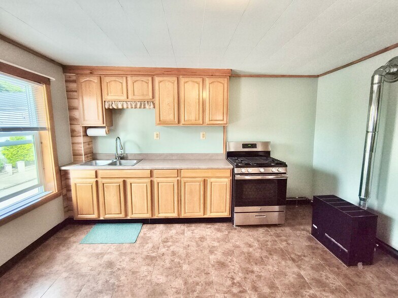 Building Photo - 48 Bentley St