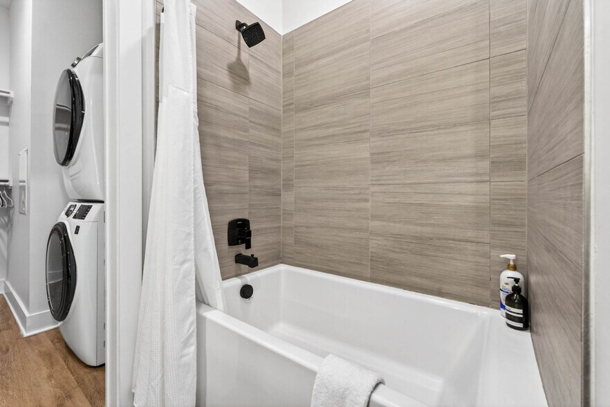 Building Photo - 1116 Gramercy Ln