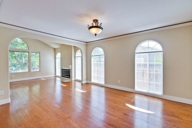 Building Photo - Gorgeous Willow Glen Two Story Home Availa...