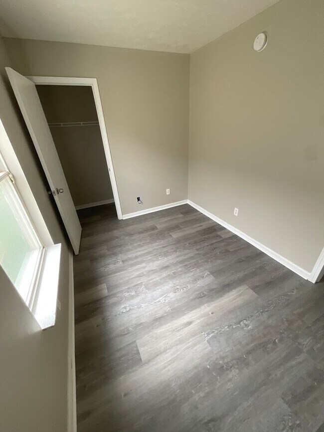 Building Photo - 1229 W 29th St