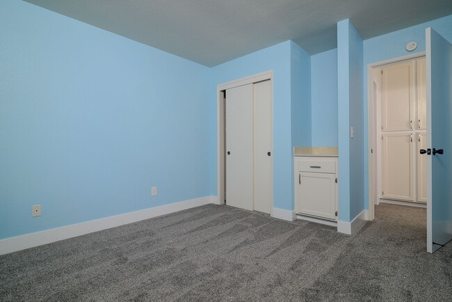 Building Photo - GORGEOUS REMODELED 3 BED CONDO IN GATE COM...