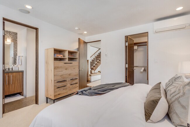 Building Photo - 708 E Hyman Ave