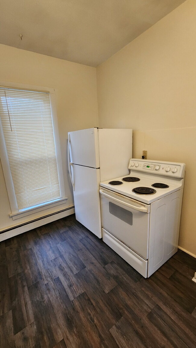 Building Photo - 2 Bedroom, 1 Bathroom with Laundry & Off Street Parking - Available August 1st!