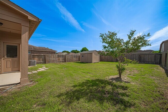 Building Photo - 5123 Oak Briar Ln