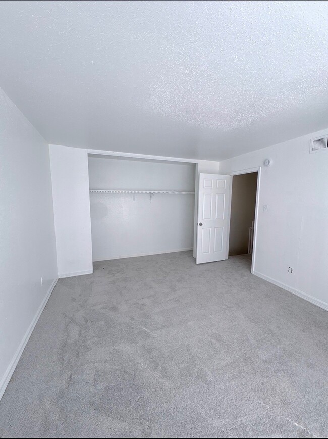 Building Photo - 5625 Antoine Dr