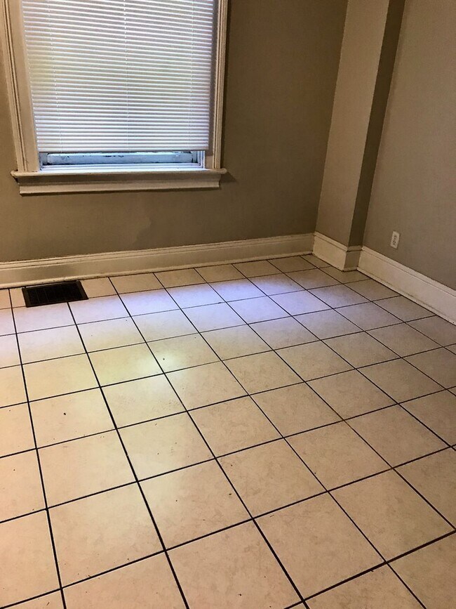 Building Photo - *** Shadyside Duplex Apartment * Pet Friendly * Spacious & Renovated * Available Now * Modern Fin...