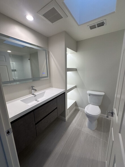 Building Photo - 10929 Landale St