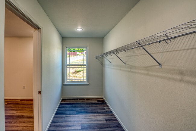 Building Photo - 220 E Sunset Cove Ln