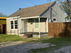 Building Photo - Fully remodeled
