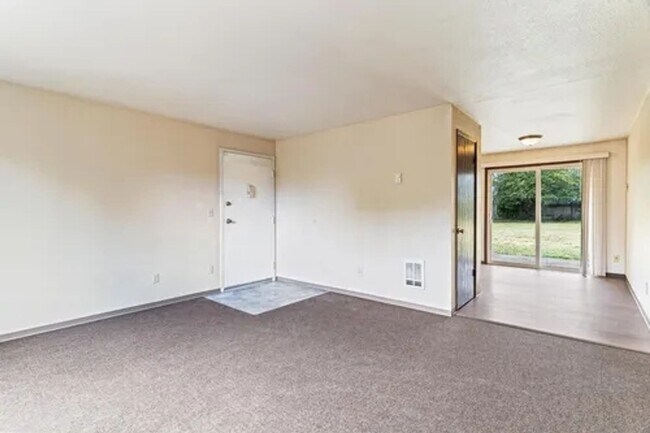 Building Photo - 4 Plex near University Place, #B (PRICE REDUCED)