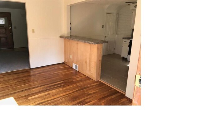 Dining room - 302 Anthon Dr