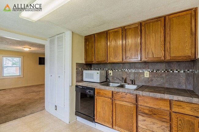 Building Photo - Great Location off Fort Riley Blvd with a ...