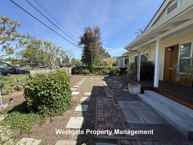 Building Photo - 220 Payran St