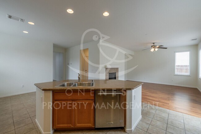 Building Photo - Spacious 3-Bedroom Home in Gated Lincoln Crossing Community