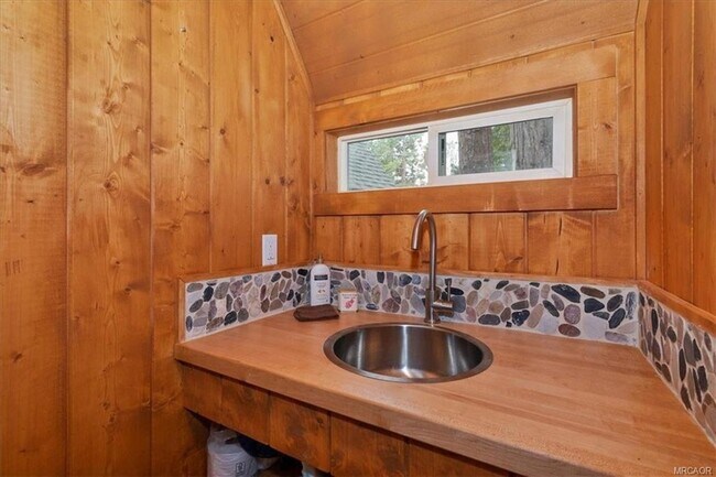 Building Photo - 295 Sunset Dr