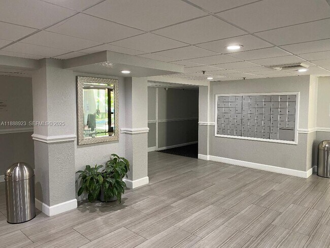 Building Photo - 901 Hillcrest Dr