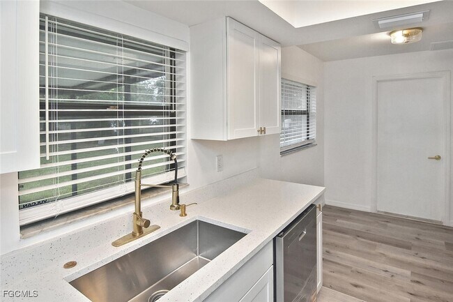 Building Photo - 1202 E 7th St