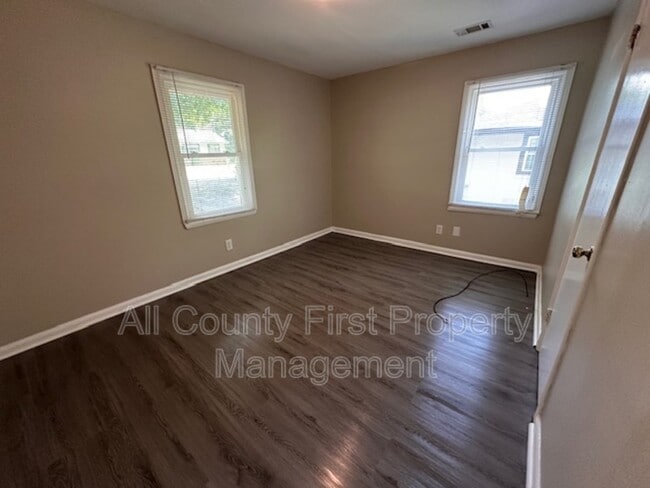 Building Photo - 833 Commodore Dr NW