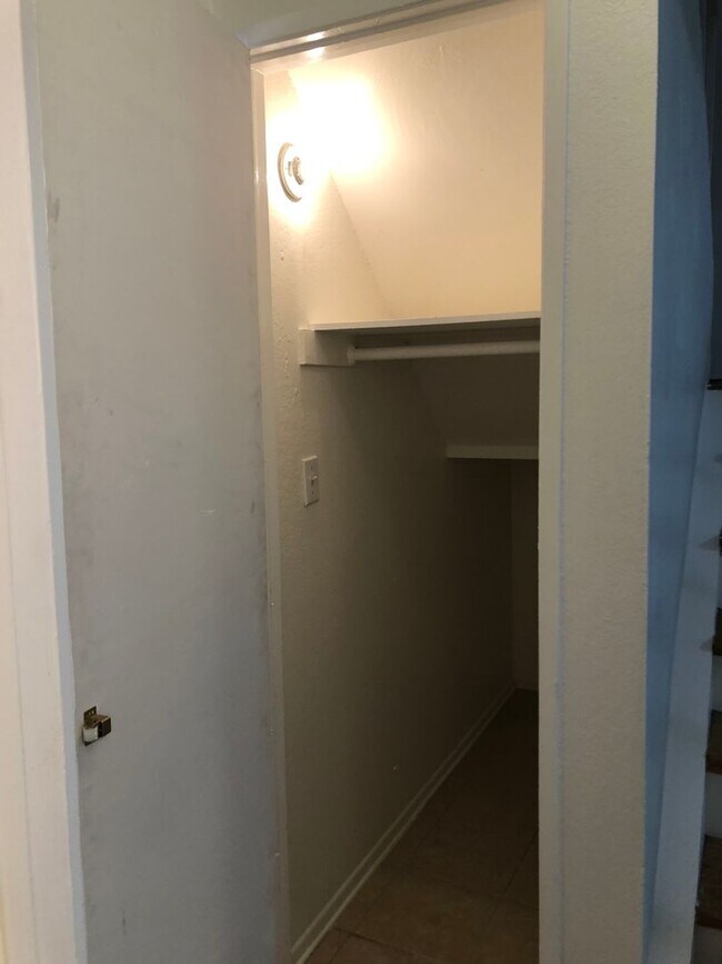 Building Photo - Santa Ana townhome style.  2 bed, 1 1/2 ba...