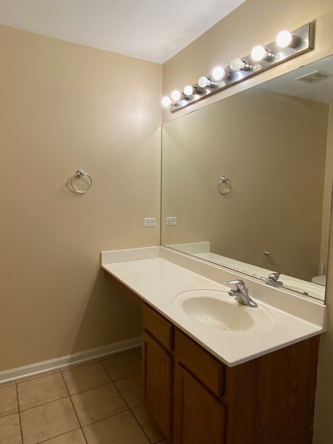 Building Photo - 266 Springbrook Trail S