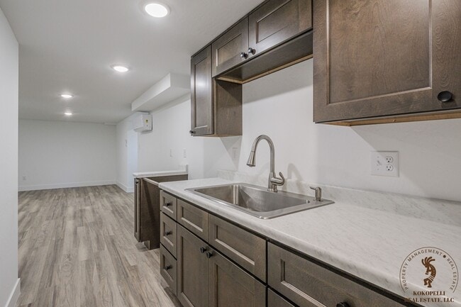 Building Photo - 910 Rood Ave
