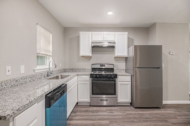 Building Photo - This charming 3-bedroom, 1-bath residence offers 1,000 square feet of comfortable living space, p...