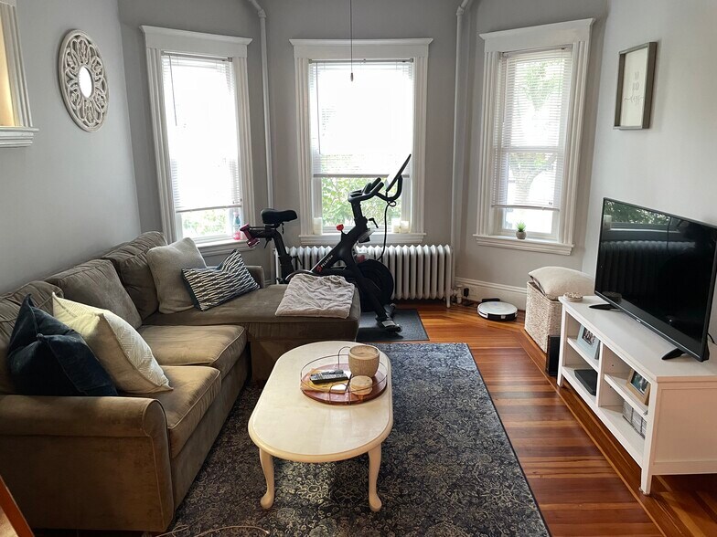 Building Photo - 163 Fellsway W