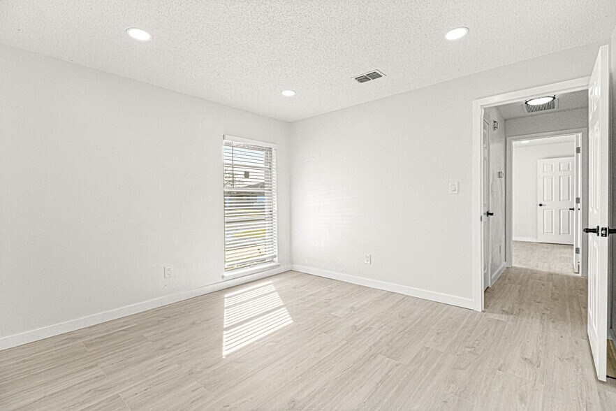 Building Photo - 5395 SE 30th Pl
