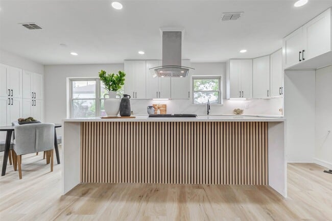 Building Photo - 9923 Emnora Ln